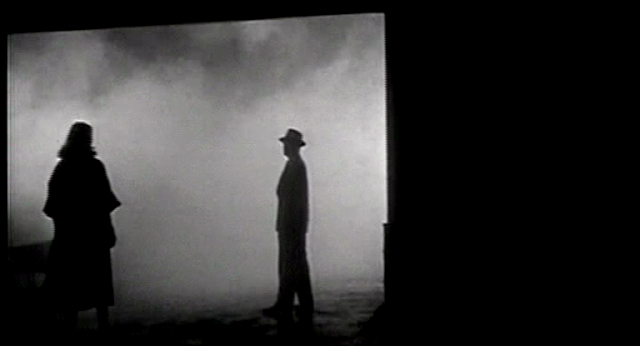 En Agente Especial [1955], de Joseph H. Lewis, la iluminación en clave baja y alto contraste de John Alton es fundamental a la hora de crear la envolvente atmósfera de desconfianza y peligro.
