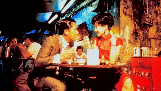 El director de fotografía Christopher Doyle demostró la retórica emocional del color en el exquisito romance que se desarrolla en la década de 1960 en Hong Kong, en la película Deseando Amar [2000], de Wong Kar-wai