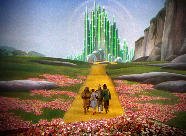 Dorothy [Judy Garland] y los demás compañeros de historia siguen el sendero de los baldosines dorados [el camino amarillo]en El Mago de Oz, en 1939, de Victor Fleming. 