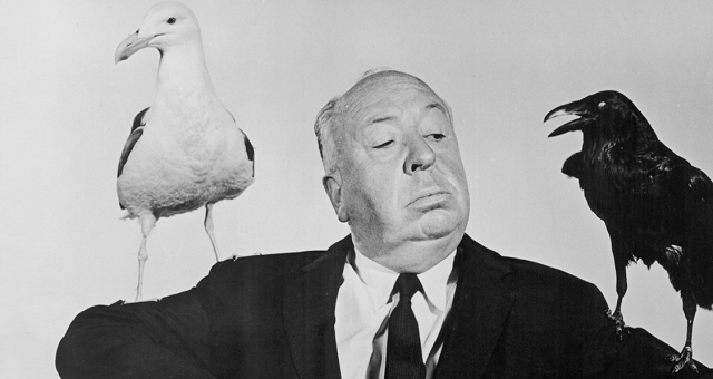 Para el trailer de "Los Pajaros" de Alfred Hitchcock en 1963, el maestro del suspenso preparó una divertida charla de cinco minutos con un final impactante.