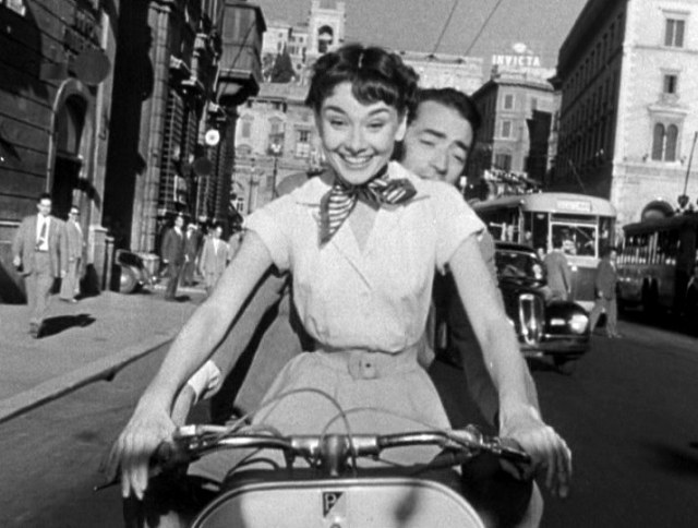 El director William Wyler se negó a hacer Vacaciones en Roma [1953] en el plató de la Paramount, y la película se convirtió en el primer largometraje estadounidense en ser rodado por entero en Italia.