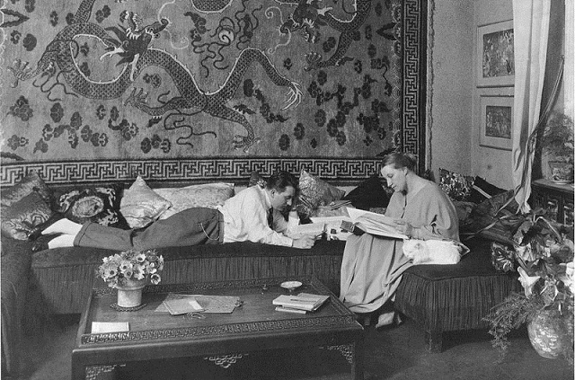 Fritz Lang y su esposa Thea von Harbou en su departamente en Berlín, en 1923 o 1924 mientras preparan el guión de Metrópolis.