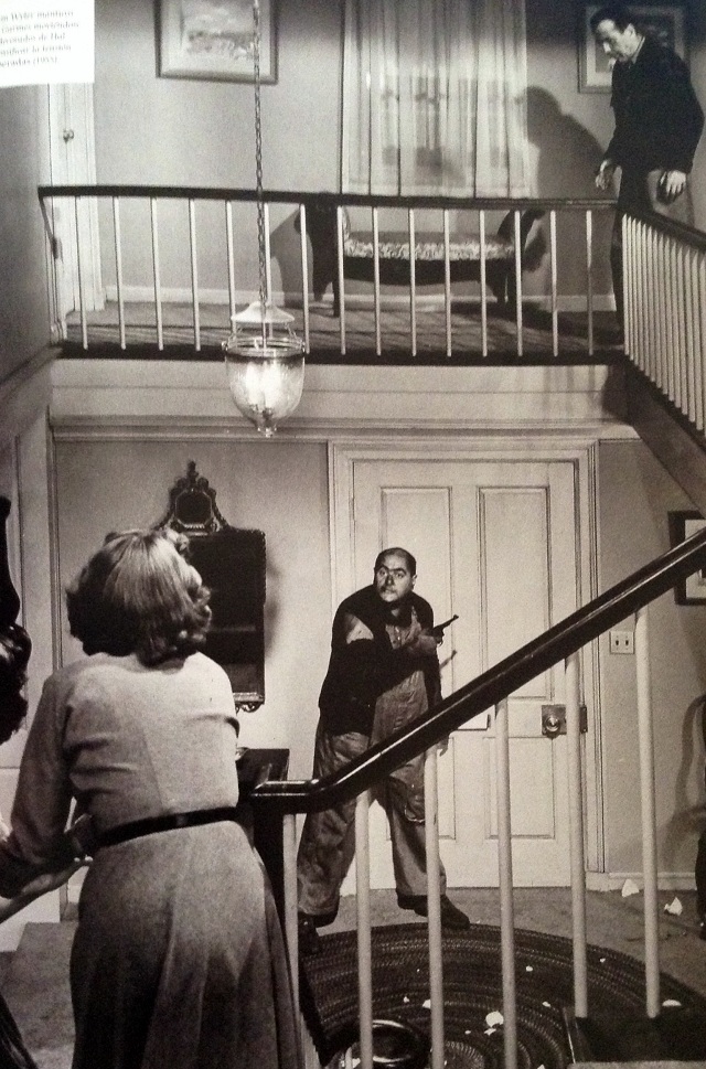 El director William Wyler mantuvo la cámara de Lee Garmes moviéndose alrededor de los decorados de Hal Pereira, para intensificar la tensión en "Horas Desesperadas" [1955]