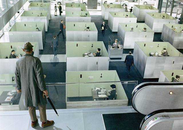 En PLay Time [1967], Jacques Tati utilizó la puesta en escena y el montaje para que los espectadores pudieran descubrir una miríada de detalles por sí mismos.