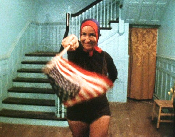 Cómo vive la otra mitad: Edie Bouvier Beale, prima de Jackie Kennedy, baila con la bandera estadounidense en el documental de los hermanos Maysles, Grey Gardens de 1975.