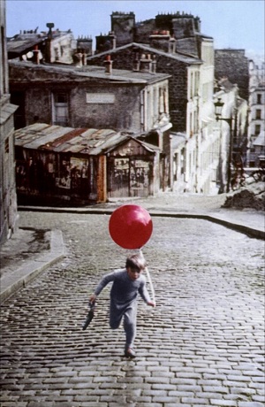 Pascal, el hijo del director Albert Lamorisse, en Le Ballon Rouge [1956], deliciosa película infantil que sigue siendo el único cortometraje ganador de un Oscar [al mejor guión original]fuera de su categoría.