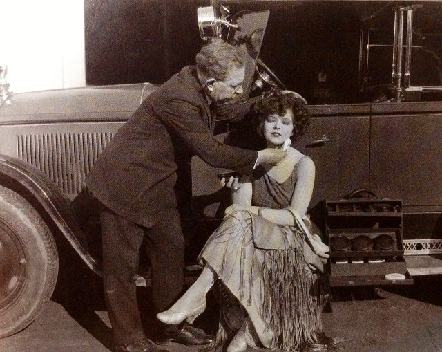 Max Factor, de origen polaco, creó un maquillaje para Clara Bow que resaltaba su imagen como "chica" del cine mudo.