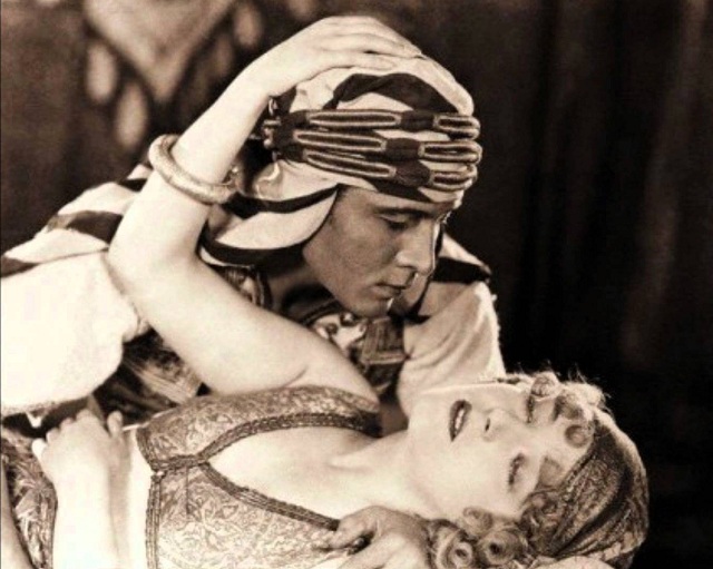 El icono romántico Rodolfo Valentino hizo su última aparición en pantalla en la "secuela" El Hijo del Caíd en 1926.