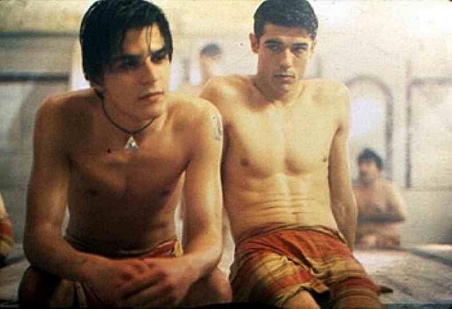 Alessandro Gassman en un viaje de autodescubrimiento con Mehmet Günsür en "Hamam, el baño turco" [1997], de Ferzen Ozpetek