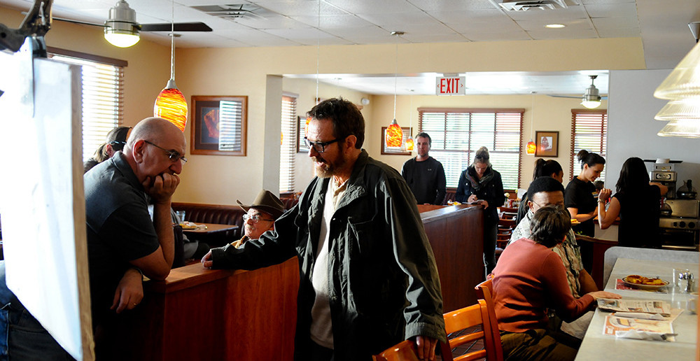 Michael Slovis junto a Bryan Cranston en la última temporada de Breaking Bad. 