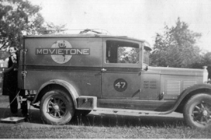Móvil de prensa de Fox Movietone buscando una historia en 1931 en Culver City, sede de la Metro-Goldwyn-Mayer, el estudio más grande de Hollywood.