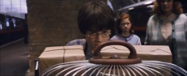 Daniel Radcliffe se apresta con todo el ímpetu a traspasar el pilar de ladrillos que lo llevará directo al andén 9 3/4 de la estación King Cross, en Harry Potter y la piedra filosofal, en 2001.