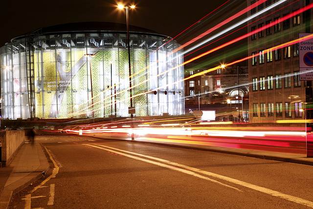 La pantalla de 20 x 26 mt. del BFI IMAX de Londres funciona con sonido surround digital para situar a los espectadores en medio de la acción y sumergirlos en ella. La foto pertenece a Christine Phillips en Flickr