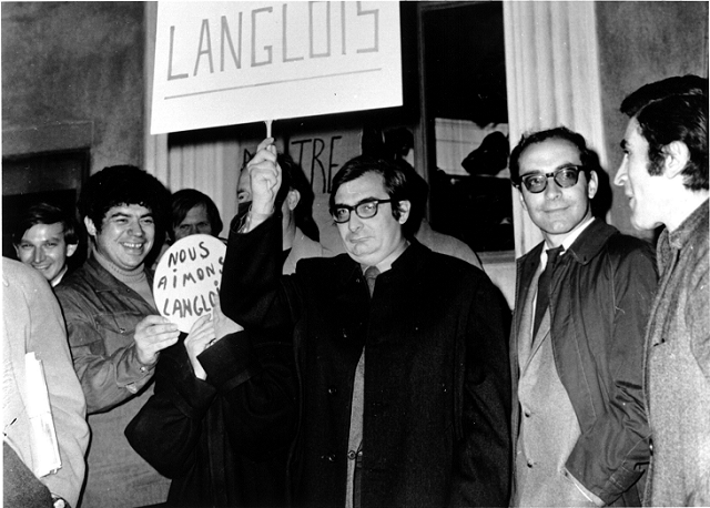 Los directores Claude Chabrol y Jean-Luc Godard piden la rehabilitación de Henri Langlois después de que André Malraux, por aquel entonces ministro de Cultura, lo cesara de su cargo al mando de la Cinémathèque en febrero de 1968.