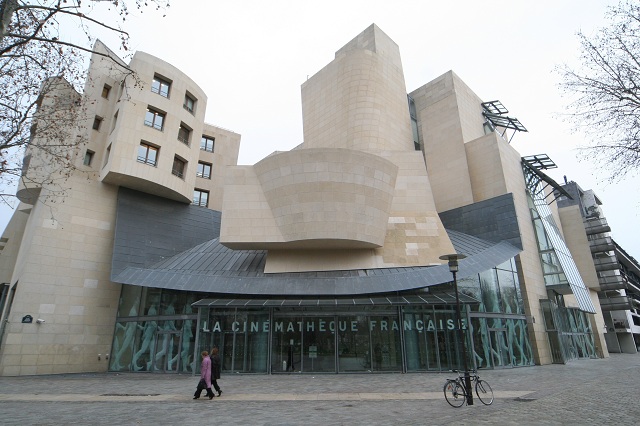 Tras una existencia peripatética, la Cinemateque Francaise encontró una sede permanente en 51 rue de Bercy, en un edificio diseñado por el arquitecto Frank Gehry.