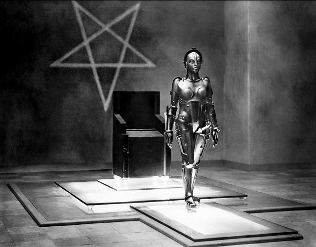 El robot que crea Rotwang para que se convierta en María es una de las imágenes icónicas del primer cine de ciencia ficción. Nótese el uso de la mágica estrella pentagonal. Las malas lenguas dicen que George Lucas habría basado en ella la construcción de RC3PO.