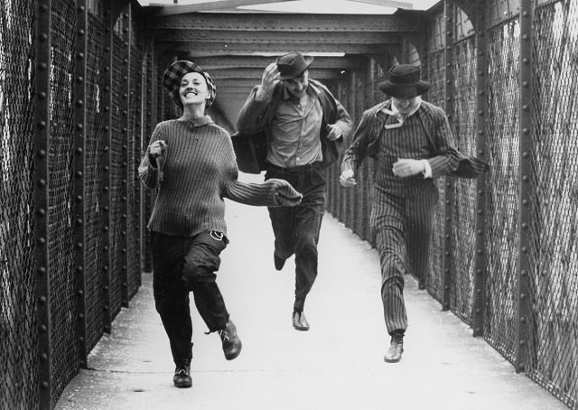 El director de fotografía Raoul Coutard montó la cámara en una bicicleta para capturar el regocijo de los personajes en Jules et Jim de Francois Truffaut en 1961.