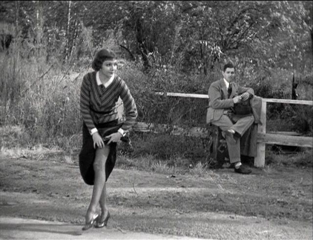 El reportero Clark Gable cruza Estados Unidos con la heredera fugada Claudette Colbert en la ganadora de varios Oscar, entre ellos Mejor Película y Mejor Actor, "Sucedió una noche" de 1934.