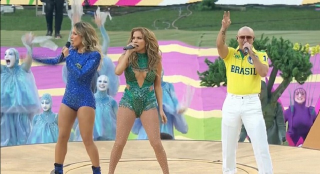 La cantante brasileña Claudia Leitte, Jennifer López y Pitbull en la presentación para la ceremonia inaugural de Brasil 2014. 