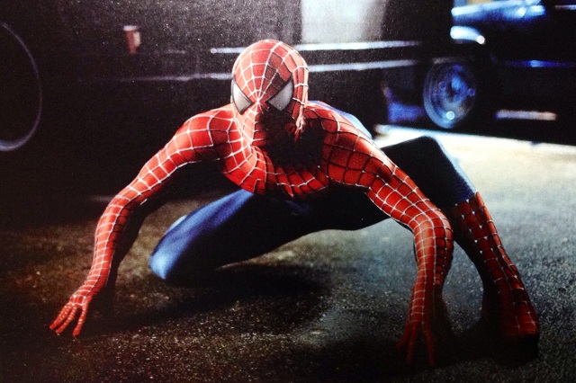 Los trajes de James Acheson ayudaron al director Sam Raimi y al actor Tobey Maguire a reinventar al héroe de Marvel en Spiderman [2002] y sus dos secuelas de 2003 y 2007.
