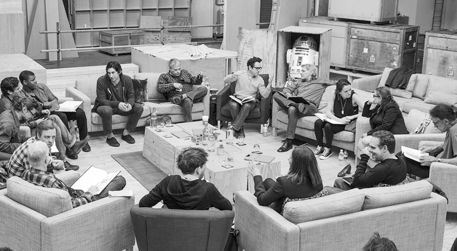 Los actores de Star Wars episodio VII en lectura de guión. Si ellos lo hacen ¿por qué no podría hacerlo también el editor?