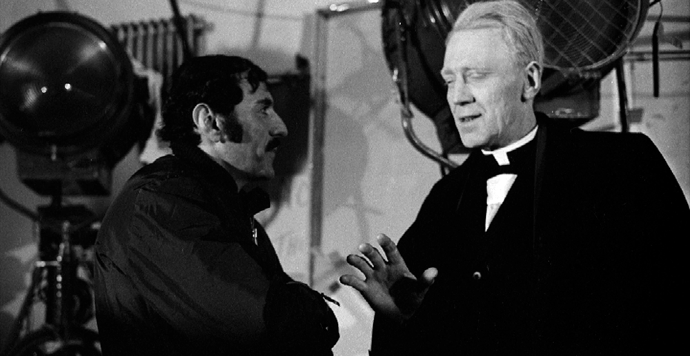El author, guionista y productor William Peter Blatty conversa con el actor Max Von Sydow en el set de El Exorcista.